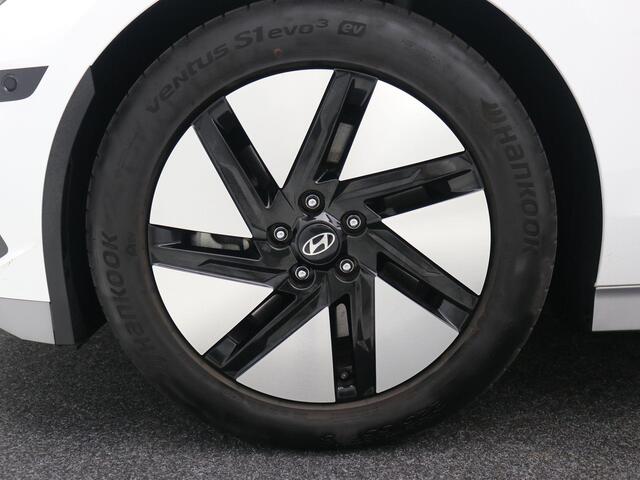 Hyundai IONIQ 6 Lounge 77.4 kWh / Dealeronderhouden / NL auto / Stoel-, Stuur en Achterbankverwarming / Elektrische Stoelen / Stoelgeheugen / 360 Camera / Warmtepomp / Dodehoek Camera / HUD Display / Full Option /