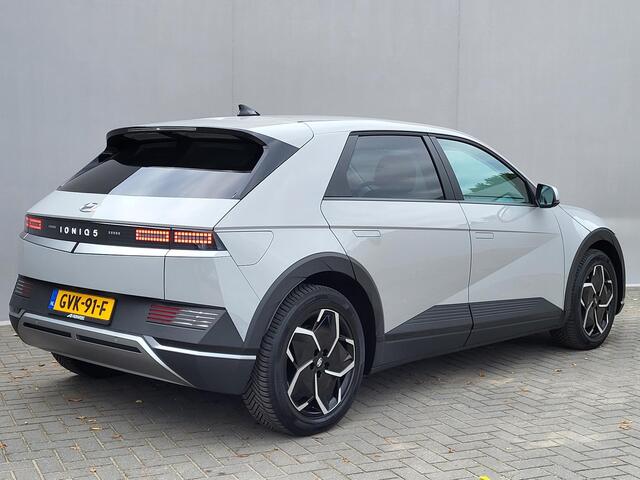 Hyundai IONIQ 5 Connect 77.4 kWh / 100% SOH/ Fabrieksgarantie 12-2029 / Origineel NL auto / Allseason banden / 3 Fasen laden / Navigatie / Camera / Stuur- en stoelverwarming / Bose audio / DAB / Android Auto / Apple Carplay /