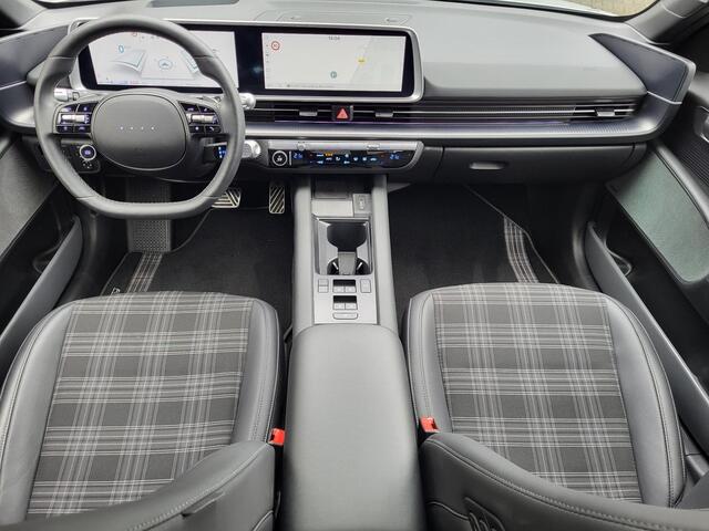Hyundai IONIQ 6 First Edition AWD 77.4 kWh Automaat / 100% SOH / Origineel NL Auto / tot 04-2009 Fabrieksgarantie / Allseason banden / Schuifkanteldak / 360° camera / Navigatie / Headup Display / Android Auto / Apple Carplay / BOSE audio / Stuur-, voorstoel- en achterb