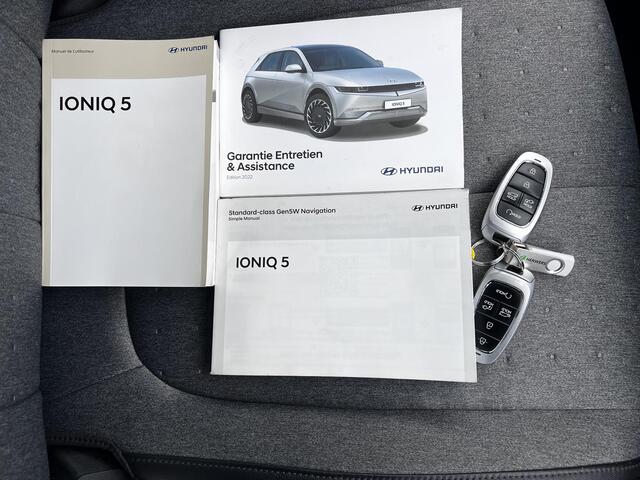 Hyundai IONIQ 5 Connect 73 kWh Automaat / Dealer onderhouden / Accu SoH 100% / 1.600 kg trekgewicht / Adapt. CC / WLTP 451 km / CCS snelladen / Warmtepomp / All Season banden op 19" LM wielen /