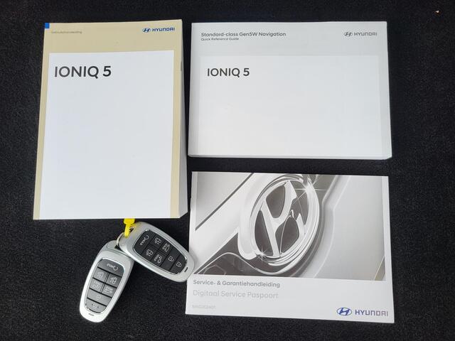 Hyundai IONIQ 5 Lounge AWD 77.4 kWh / 100% SOH / Origineel NL Auto / Panoramadak / Camera buitenspiegels / DAB / Bose audio / HUD / Navigatie / Stuur-, voorstoel- en achterbank verwarming / Stoelventilatie /