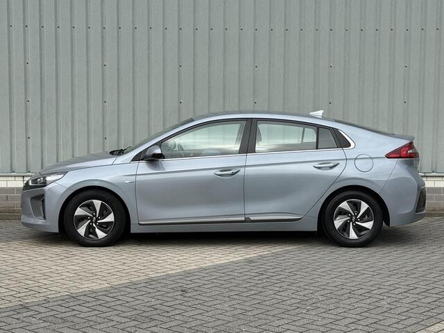 Hyundai IONIQ 1.6 GDi Comfort / Automaat / Parkeersensoren Voor + Achter / Achteruitrijcamera / Adaptieve Cruise Control / Bluetooth / Navigatie / Climate Control / Apple CarPlay & Android Auto / Origineel Nederlands / Dealer Onderhouden /