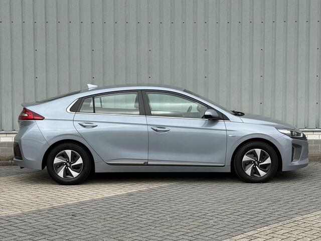 Hyundai IONIQ 1.6 GDi Comfort / Automaat / Parkeersensoren Voor + Achter / Achteruitrijcamera / Adaptieve Cruise Control / Bluetooth / Navigatie / Climate Control / Apple CarPlay & Android Auto / Origineel Nederlands / Dealer Onderhouden /