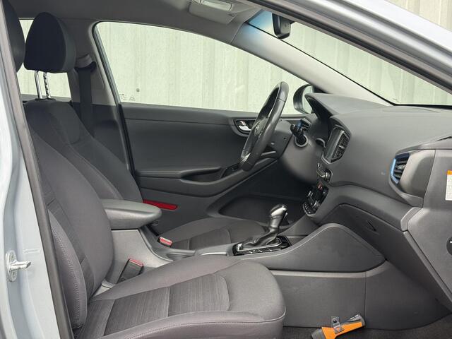 Hyundai IONIQ 1.6 GDi Comfort / Automaat / Parkeersensoren Voor + Achter / Achteruitrijcamera / Adaptieve Cruise Control / Bluetooth / Navigatie / Climate Control / Apple CarPlay & Android Auto / Origineel Nederlands / Dealer Onderhouden /