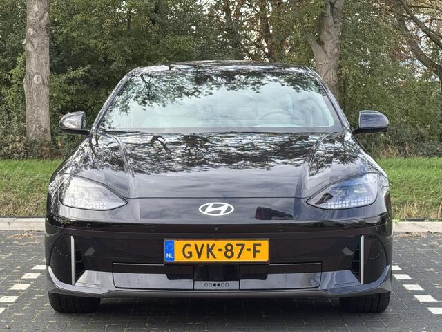 Hyundai IONIQ 6 Lounge 77.4 kWh | Lichte lederen bekleding | Warmtepomp & V2L | Geïntegreerde navigatie | Apple Carplay & Android Auto | Adaptieve Cruisecontrol | Camera | Warmtepomp | Stoel & stuur verwarming | Premium audio BOSE |