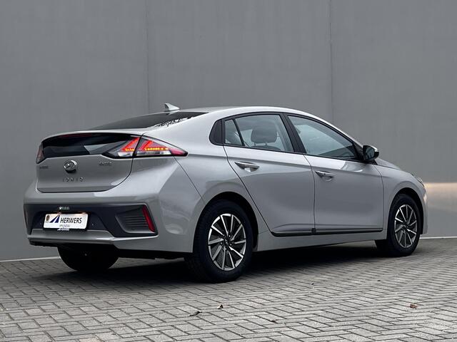 Hyundai IONIQ Comfort EV 38 kWh Automaat / Dealer onderhouden / Accu SoH 100% / Navigatie Bleulink / Adaptieve CC / Stuur- en stoelverwarming / Apple Carplay Android /