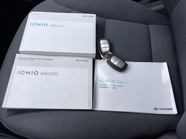 Hyundai IONIQ Comfort EV 38 kWh Automaat / Dealer onderhouden / Accu SoH 100% / Navigatie Bleulink / Adaptieve CC / Stuur- en stoelverwarming / Apple Carplay Android /