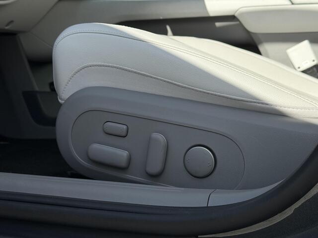 Hyundai IONIQ 6 Lounge 77.4 kWh / NL Auto / 10-2029 Fabrieksgarantie / SOH 100 % / Trekhaak afneembaar 1.500 kg / WLTP 545 km / Warmtepomp / Wit Leder / HUD / Camera 360° /