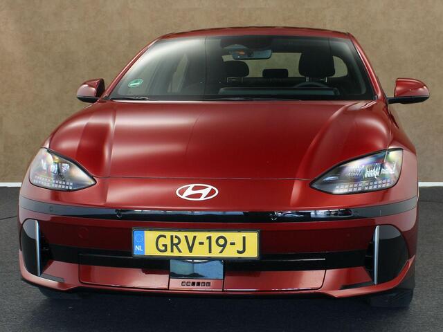 Hyundai IONIQ 6 Style 53 kWh SOH 99.3%! - ORIGINEEL NEDERLANDSE AUTO - 350KM ACTIERADIUS - ELEKTRISCHE ACHTERKLEP - APPLE CARPLAY/ANDROID AUTO - NAVIGATIE FULL-MAP - ADAPTIEVE CRUISE CONTROL - KEYLESS ENTRY/START - PARKEERSENSOREN VOOR EN ACHTER - LICHTMETALEN VELGEN 