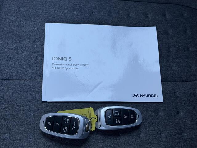 Hyundai IONIQ 5 Connect+ 73kWh / Fabrieksgarantie tot 11-2026 / Dealer Onderhouden / Camera / Elektr. Stoelen / Stoel & Stuurwiel Verwarming / Achterbank Verwarming / Apple Carplay & Android Auto /