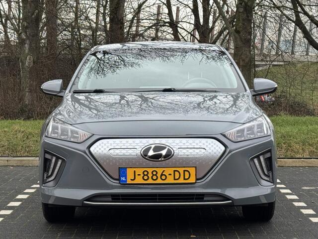 Hyundai IONIQ Comfort EV 38kWh 136pk | AFNEEMBARE TREKHAAK VOOR FIETSENDRAGER | PARKEERSENSOREN | ACHTERUITRIJCAMERA | VERWARMBARE VOORSTOELEN | IINGEBEOUWD NAVIGATIE SYSTEEM | APPLE CARPLAY & ANDROID AUTO |