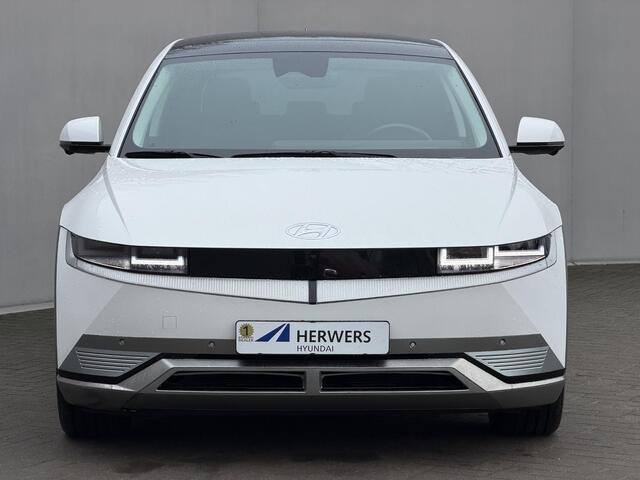 Hyundai IONIQ 5 Lounge AWD 77.4 kWh Automaat 325Pk / SOH 100% / Panoramadak / Dealer onderhouden / 1.600 kg Trekhaak / Fabrieksgarantie tot 2-2027 / 8 Jaar Batterij Garantie / Warmtepomp / ACC / HUD / 360 Camera / Elektr. Stoelen / Stoel Verwarming / Stoel Ventilatie /