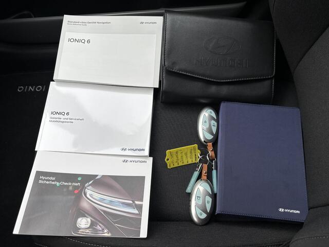 Hyundai IONIQ 6 Connect 77.4 kWh Automaat / Warmtepomp / SOH 100% / Fabrieksgarantie tot 1-2030 / 8 Jaar Batterij Garantie / Camera / 1.500 KG Trekgewicht / Adaptieve Cruise / Stoel, Stuur & achterbank Verwarming / Dodehoek / Apple carplay/Android auto /
