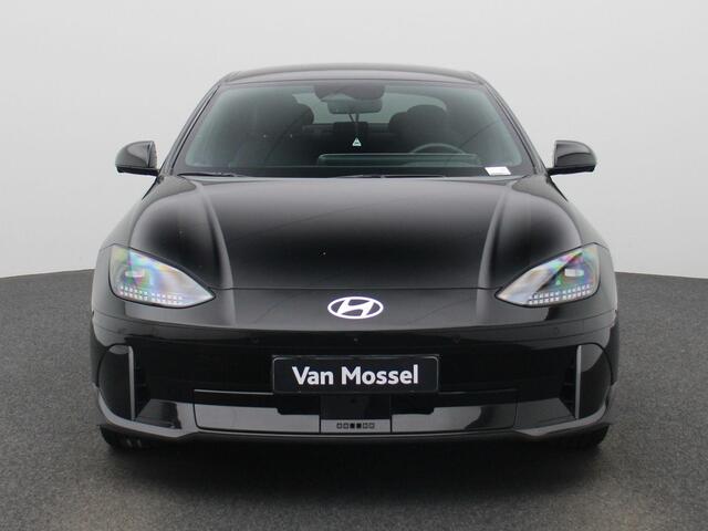 Hyundai IONIQ 6 77,4 kWh Balance | Verwarmd stuurwiel | Verwarmde achterbank | Zwarte binnenhemel | Geventileerde voorstoelen | Bestuurdersstoel met geheugen | Bose speakersysteem | Privacy glass | Head up display | Climate Control / ECC | Licht metalen velgen 19 inch 