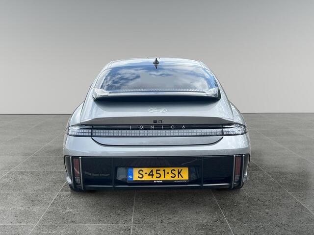Hyundai IONIQ 6 Lounge 77.4 kWh 228pk | LEDEREN BEKLEDING | 800V ULTRA SNELLADEN | ELEK. VERSTELBARE STOELEN | MEMORY FUNCTIE | 360 GRADEN CAMERA | APPLE CARPLAY & ANDROID AUTO | ADAPTIEVE CRUISE CONTROL | STOEL- & STUURVERWARMING |