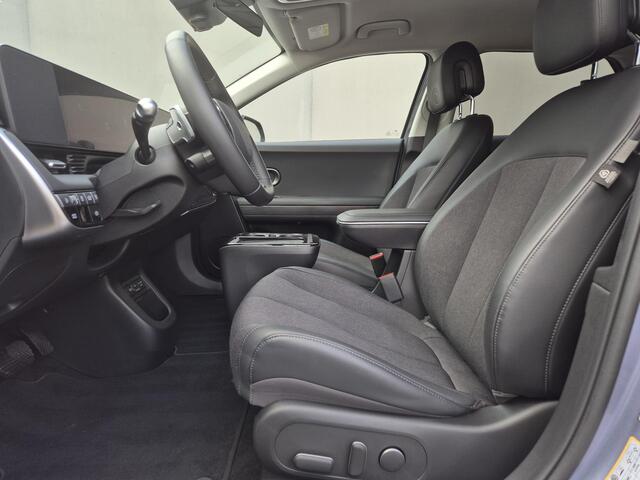 Hyundai IONIQ 5 Connect Limited 84 kWh / 1e Eigenaar / Fabrieksgarantie tot 08-2030 / SOH 100% / All season banden / Trekgewicht 1600 kg / CCS snellader / Elektrische achterklep / Stuur- & Stoelverwarming / Adaptief cruise control / Warmtepomp / Achteruitrijcamera /
