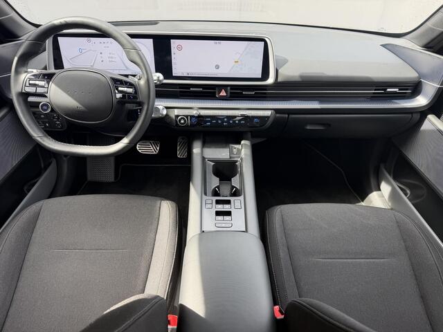 Hyundai IONIQ 6 Connect 77.4 kWh / SOH 100% / Fabrieksgarantie tot 12-2029 / HUD / Adaptieve Cruise / Warmtepomp / Navigatie / Camera / Dodehoek Detectie / Elektr. Stoel / Elektr. Achterklep / Stoel & Stuurwiel Verwarming / CCS Snelladen /