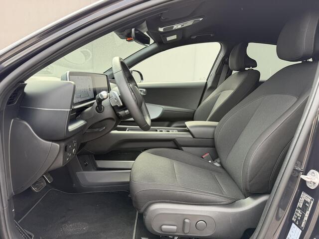 Hyundai IONIQ 6 Connect 77.4 kWh / SOH 100% / Fabrieksgarantie tot 12-2029 / HUD / Adaptieve Cruise / Warmtepomp / Navigatie / Camera / Dodehoek Detectie / Elektr. Stoel / Elektr. Achterklep / Stoel & Stuurwiel Verwarming / CCS Snelladen /