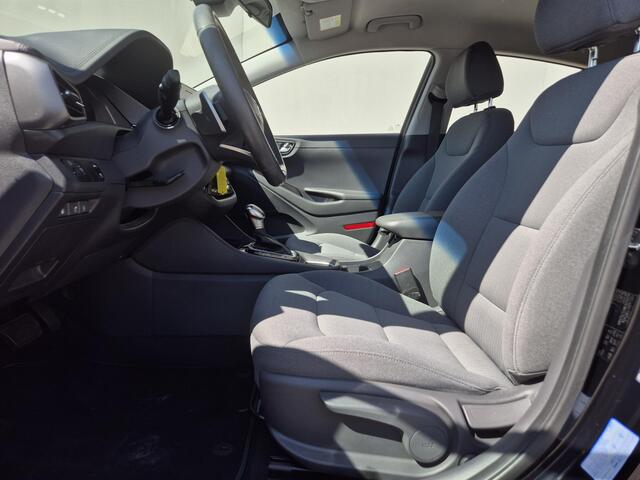 Hyundai IONIQ 1.6 GDi PHEV Comfort / All season banden / Stuur- & Stoelverwarming / Navigatie via Apple Carplay of Android Auto / Achteruitrijcamera / Cruise control / Parkeersensoren achter / Climate control /