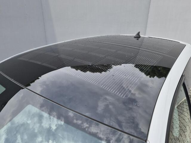 Hyundai IONIQ 5 Lounge 73kWh / SOH 100% / Dealer onderhouden / Fabrieksgarantie tot 03-2028 / Solar dak / CCS snelladen / WLTP 451 km / CCS snelladen / Afn. trekhaak 1.600 kg / Bose Audio Systeem / Head Up Display / Elektrische achterklep / Stuur- Stoel & Achterbank ve