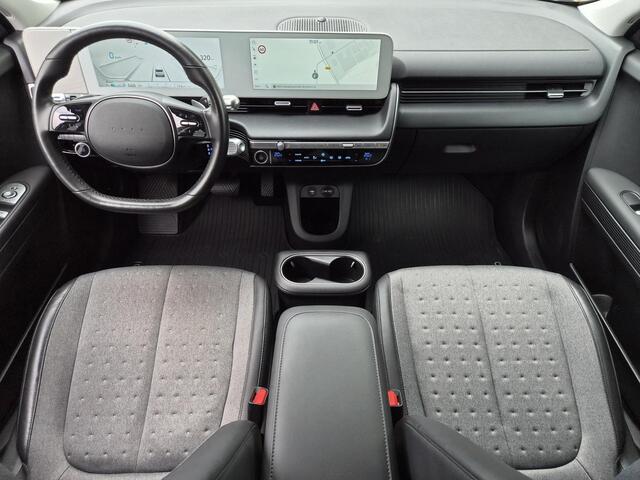 Hyundai IONIQ 5 Connect 77.4 kWh / SOH 100% / Fabrieksgarantie tot 04-2028 / Dealer onderhouden / CCS snelladen / WLTP bereik 507 km bereik stad 710 km / Stuur- Stoel & Achterbank verwarming / Trekgewicht 1600 kg / Achteruitrijcamera / Adaptief cruise control /