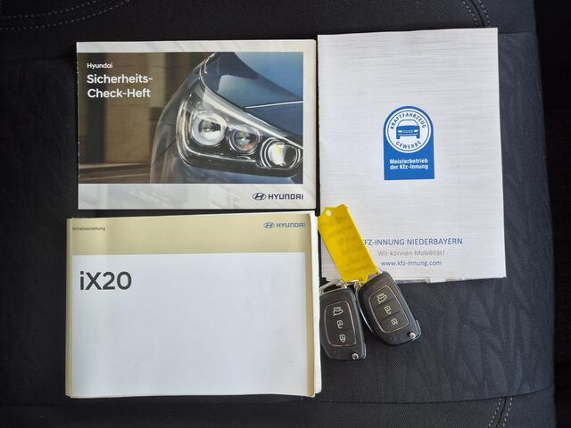 Hyundai IX20 1.6i Go! Automaat / 1e eigenaars auto / Compleet Hyundai Dealer Onderhouden / Uniek / Stuur-, en Stoelverwarming / Achteruitrijcamera / Cruise control / Navigatie / Parkeersensoren achter / Climate control /