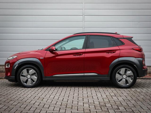 Hyundai Kona EV Premium 64 kWh | Clima | Cruise | Navi | Leer | Stoel/stuur verwarming | Pdc | Camera | Lichtmetaal