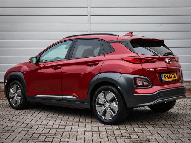 Hyundai Kona EV Premium 64 kWh | Clima | Cruise | Navi | Leer | Stoel/stuur verwarming | Pdc | Camera | Lichtmetaal