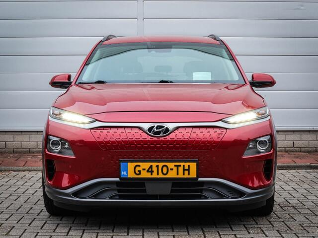 Hyundai Kona EV Premium 64 kWh | Clima | Cruise | Navi | Leer | Stoel/stuur verwarming | Pdc | Camera | Lichtmetaal