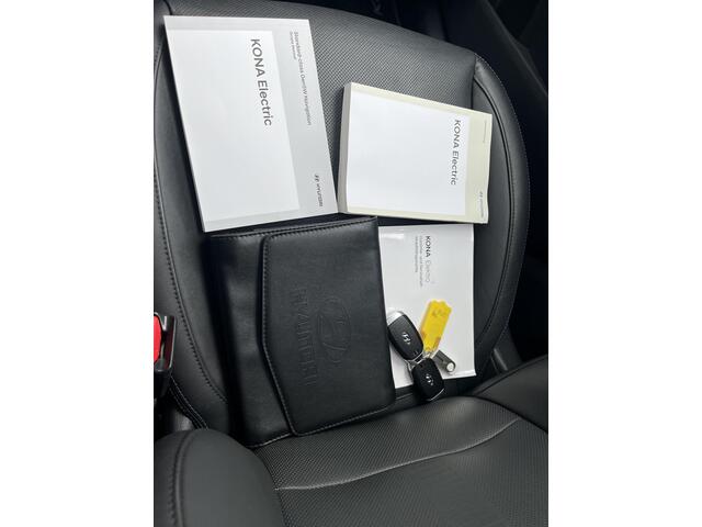 Hyundai Kona EV Premium Sky 64 kWh Automaat / Dealer onderhouden /Apple Carplay/Android Auto/ elektrisch glazen schuif-/kanteldak/ achterbank verwarmd/