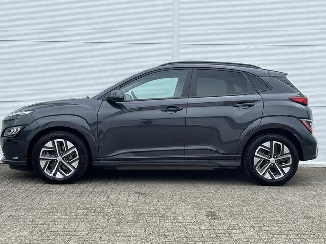 Hyundai Kona EV Premium Sky 64 kWh Automaat / Dealer onderhouden /Apple Carplay/Android Auto/ elektrisch glazen schuif-/kanteldak/ achterbank verwarmd/