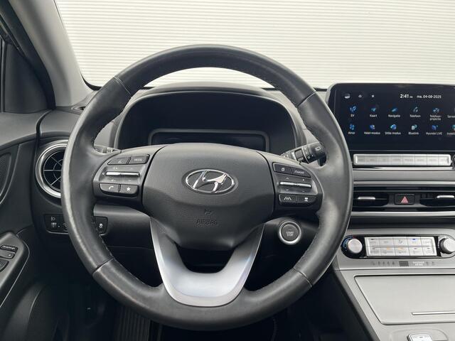 Hyundai Kona EV Premium Sky 64 kWh Automaat / Dealer onderhouden /Apple Carplay/Android Auto/ elektrisch glazen schuif-/kanteldak/ achterbank verwarmd/