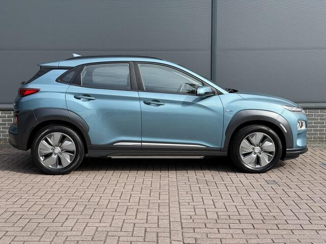 Hyundai Kona EV Comfort 39 kWh / Eerste Eigenaar / 3 Fase Laden / 100% SOH / Adaptive Cruise / Achteruitrij Camera / Navigatie / Keyless /