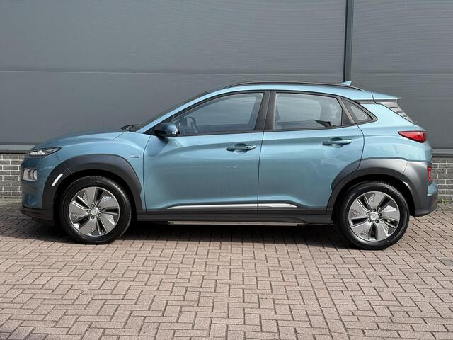 Hyundai Kona EV Comfort 39 kWh / Eerste Eigenaar / 3 Fase Laden / 100% SOH / Adaptive Cruise / Achteruitrij Camera / Navigatie / Keyless /