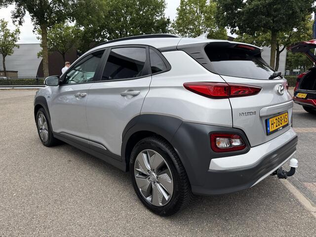 Hyundai Kona EV Premium 64 kWh 3-FASE LADER | ORIGINEEL NL AUTO MET NAP | SCHUIFDAK | LEDER | STOELVERWARMING & VERKOELING | HEAD-UP DISPLAY | AFN.TREKHAAK | RIJKLAAR MET 12 MAANDEN BOVAG GARANTIE!