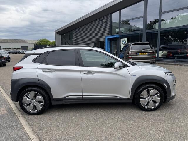 Hyundai Kona EV Premium 64 kWh 3-FASE LADER | ORIGINEEL NL AUTO MET NAP | SCHUIFDAK | LEDER | STOELVERWARMING & VERKOELING | HEAD-UP DISPLAY | AFN.TREKHAAK | RIJKLAAR MET 12 MAANDEN BOVAG GARANTIE!