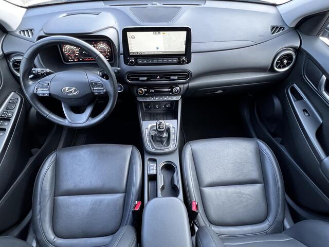 Hyundai Kona 1.0 T-GDI Premium / Dealer onderhouden / 1.200 kg Trekgewicht / Navigatie Bluelink / HUD / Achteruitrijcamera / Stoelventilatie / Stuur-, stoel- en achterbankverwarming / 18" LM wielen /