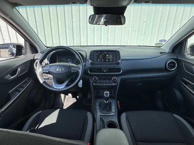Hyundai Kona 1.0 T-GDI Comfort / Navigatie door Appel CarPlay/Android Auto / Climate Control / Cruise Control / Stoel & Stuurverwarming / Bluetooth / DAB / Achteruitrijcamera / Parkeersensoren / Lichtmetalen Velgen /