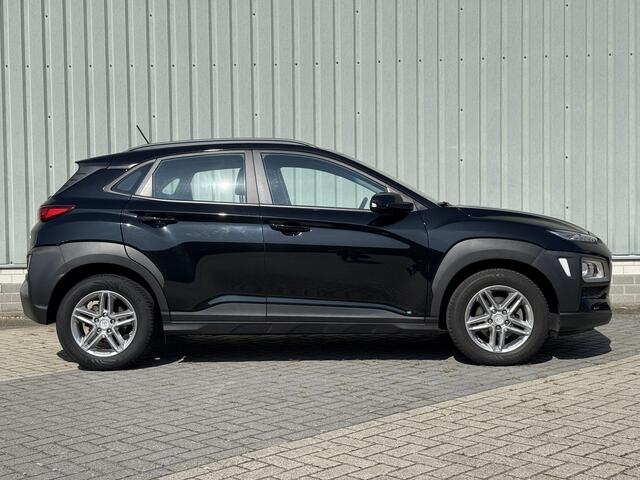 Hyundai Kona 1.0 T-GDI Comfort / Navigatie door Appel CarPlay/Android Auto / Climate Control / Cruise Control / Stoel & Stuurverwarming / Bluetooth / DAB / Achteruitrijcamera / Parkeersensoren / Lichtmetalen Velgen /