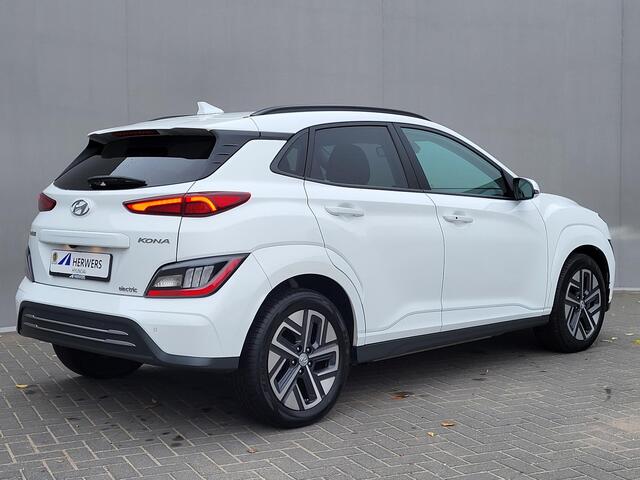 Hyundai Kona EV Comfort Smart 64 kWh / 3 Fase Laden CCS Snelladen / WLTP bereik 484 km / Dealer onderhouden / Apple Carplay / Android Auto / Navigatie / Camera / Kreil audio / DAB / Stuur-, en voorstoelverwarming