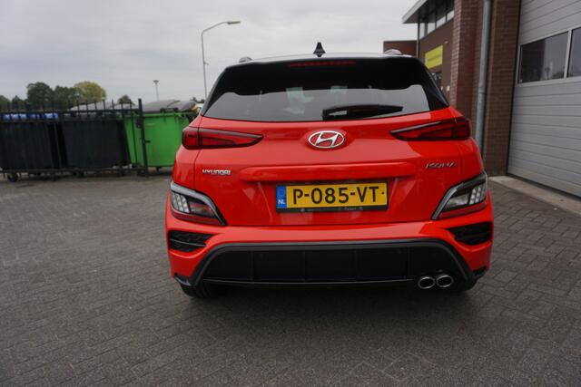 Hyundai Kona 1.0 T-GDI N LINE KEURIGE NETTE STAAT! ORIGINEEL NL! DEALER ONDERHOUDEN! CAMERA STOELKOELING+VERWARMING ALCANTARA/LEDER ANDROID/APPLECARPLAY NAVI AFN.TREKHAAK 18INCH CLIMA CRUISE ENZ...