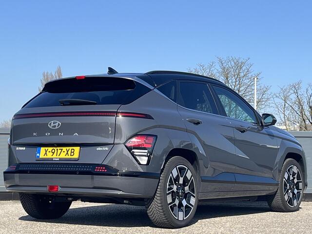 Hyundai Kona Electric Premium 65.4 kWh | Adaptieve cruisecontrol | Contrasterende dakkleur | Warmtepomp & V2L | Lederen bekleding & memory | Allseason banden |