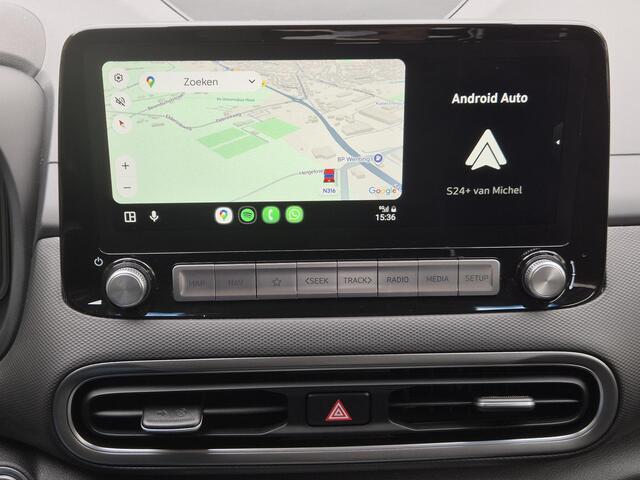 Hyundai Kona EV Comfort Smart 39 kWh Automaat / Apple Carplay Android Auto / Allseason banden / Stuur-, en Stoelverwarming / Facelift / 3 fase Laden / Bluelink Navigatie / Dealer Onderhouden / Adaptief CC / WLTP bereik 305 km Stad 335 km / Keyless Entry/Start /
