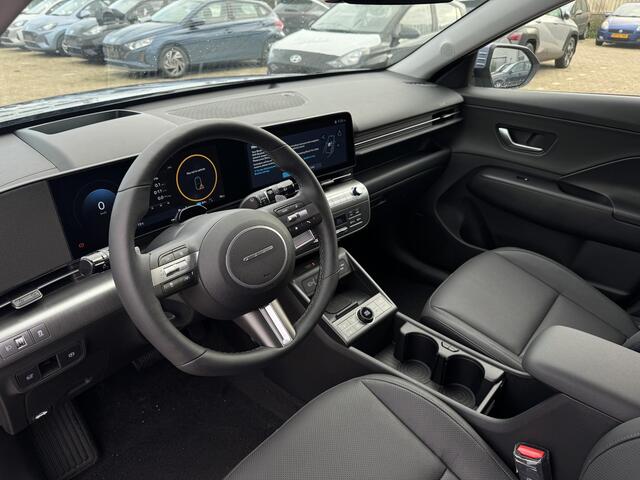 Hyundai Kona Electric Premium 65.4 kWh | Elektrische stoelen | Stoelgeheugen | Stoel/stuurverwarming | Stoelverkoeling | 2e zit-rij stoelverwarming | Lederen bekleding | 360* camera | Adaptive cruisecontrol | Active lane-keeping |