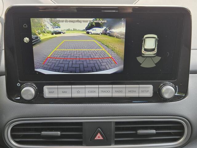 Hyundai Kona EV Comfort 64 kWh Automaat / 3-Fase Laden / Navigatie / Apple Carplay Android Auto / Adaptief cruise control / Krell Audio systeem / Achteruitrijcamera / Stuur- en Stoelverwarming / Warmtepomp /