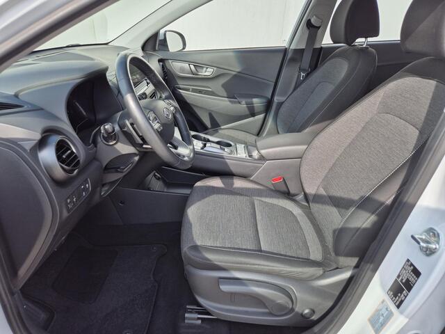 Hyundai Kona EV Comfort 64 kWh Automaat / 3-Fase Laden / Navigatie / Apple Carplay Android Auto / Adaptief cruise control / Krell Audio systeem / Achteruitrijcamera / Stuur- en Stoelverwarming / Warmtepomp /