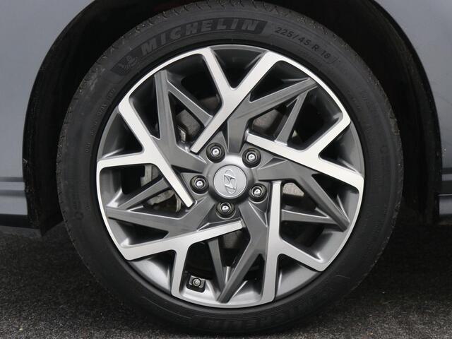 Hyundai Kona 1.6 GDI HEV Premium AUTOMAAT / Dealeronderhouden / Afneembare Trekhaak / 1300kg Trekgewicht / Stoelventilatie / Adaptieve Cruise Control / HUD / 18" LMV / Lederen bekleding /