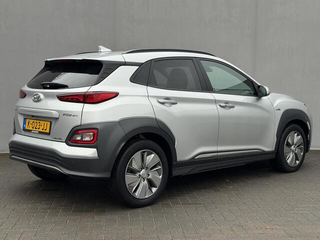 Hyundai Kona EV Fashion 64 kWh Automaat / Accu SoH 97,4% / HUD / Camera / Adaptieve Cruise / Apple Carplay & Android / DodeHoek Detectie / Krell Audio / Navigatie /