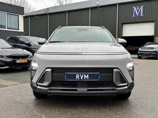 Hyundai Kona 1.6 GDI HEV Premium Sky VAN: 44.300,- VOOR: 35.877,- UW EINDEJAARSVOORDEEL: 8.413,- euro NIEUWE AUTO MET REGISTRATIE | VOLLE AUTO!