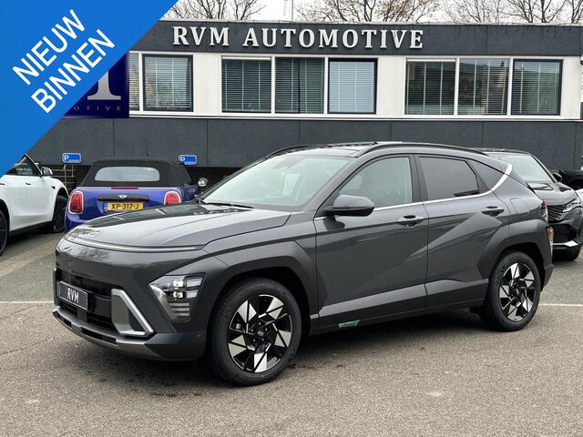 Hyundai Kona 1.6 GDI HEV Premium Sky VAN: 44.300,- VOOR: 35.877,- UW EINDEJAARSVOORDEEL: 8.413,- euro FULL HYBRID | NIEUWE AUTO MET REGISTRATIE | VOLLE AUTO! | FABR GARANTIE T/M 12-2029